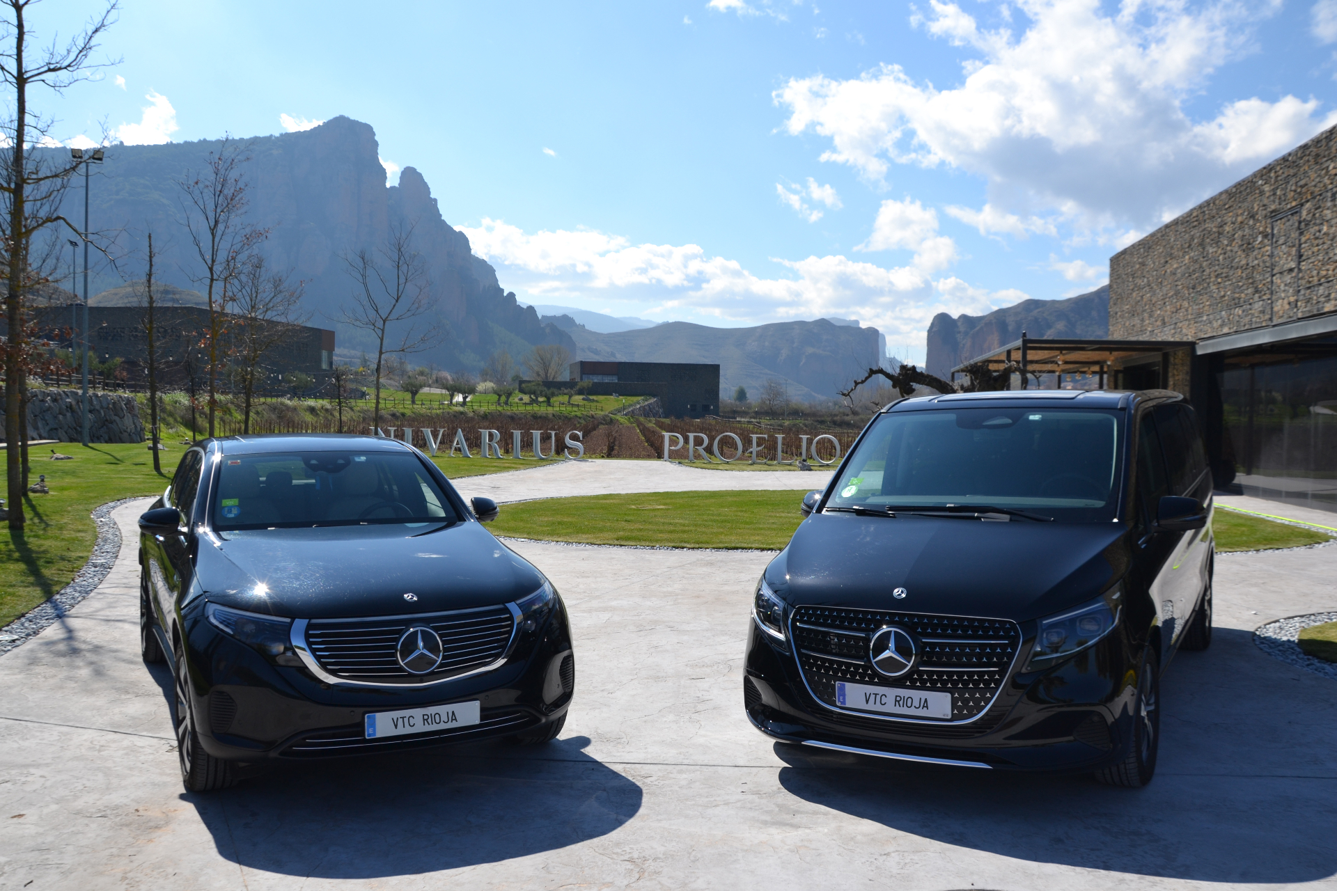 Flota VTC Rioja — Mercedes EQC y Clase V negros frente a bodega de la D.O. Rioja